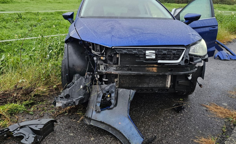 Herido un joven conductor en una salida de vía en la recta de Sirves de la carretera de Xarás a Bretal, en Ribeira