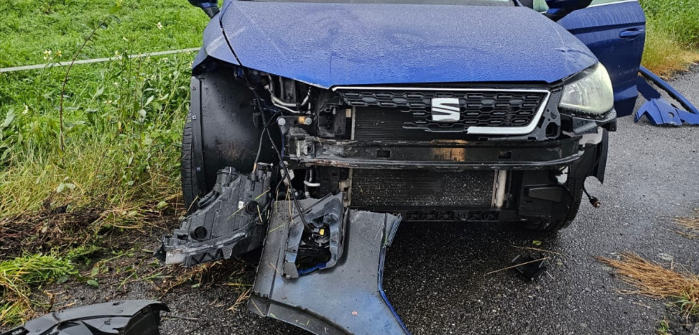 Herido un joven conductor en una salida de vía en la recta de Sirves de la carretera de Xarás a Bretal, en Ribeira