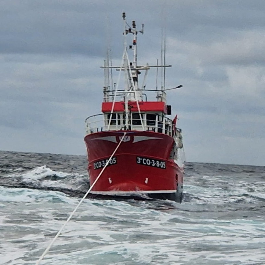 Remolcan a un pesquero con cinco tripulantes hasta el puerto de O Grove