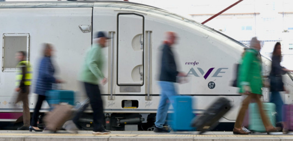 Retrasos en los trenes de Galicia en el inicio del puente de la Constitución