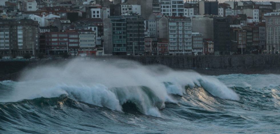 Alerta naranja en A Coruña y Lugo por fuerte oleaje