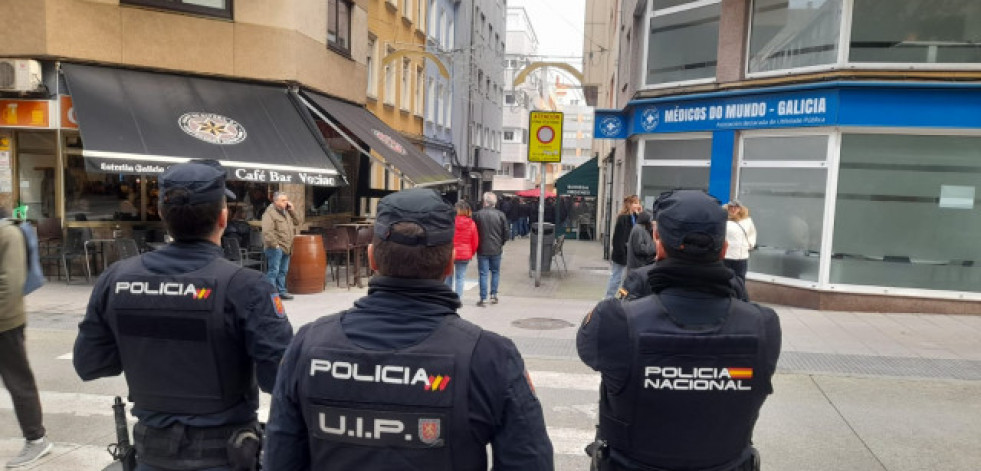 Detenido un hombre identificado como Riazor Blues tras increpar a policías que custodiaban un bus de hinchas del Zaragoza