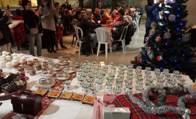 Recaudan con una merienda solidaria en Ribeira fondos para que los afectados por la DANA de Valencia tengan su menú de Navidad