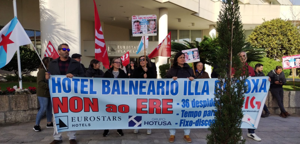 Trabajadores del Balneario de La Toja protestan en el exterior del hotel para exigir la retirada del ERE