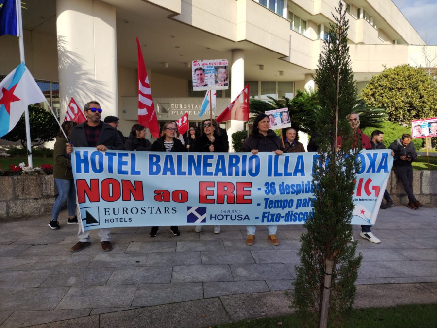 Trabajadores del Balneario de La Toja protestan en el exterior del hotel para exigir la retirada del ERE