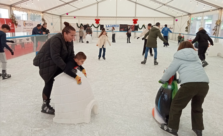 Reportaje | El acierto de la apuesta de la pista de hielo para la Navidad de Ribeira