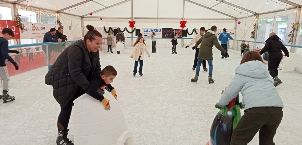 Reportaje | El acierto de la apuesta de la pista de hielo para la Navidad de Ribeira