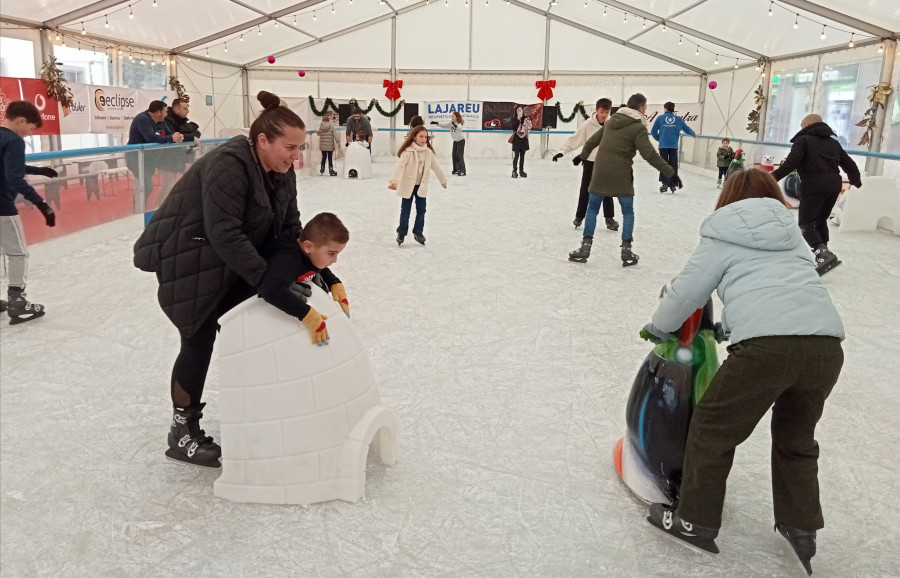 Reportaje | El acierto de la apuesta de la pista de hielo para la Navidad de Ribeira