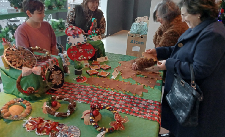 Ribeira recauda más de 1.000 euros con una merienda benéfica y venta de adornos para dar menús de Navidad a los afectados por la DANA en Valencia