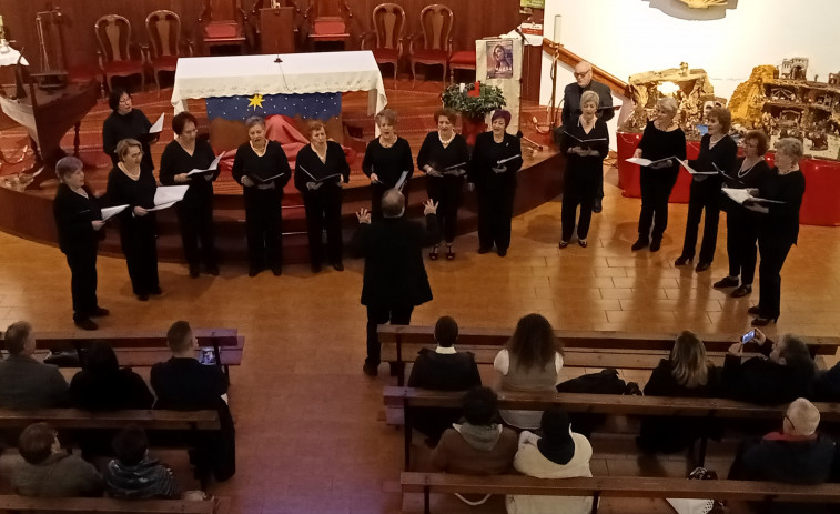 La Coral Polifónica Municipal de Ribeira deleitó ayer al público con un concierto de música sacra en el Bo Pastor de Castiñeiras