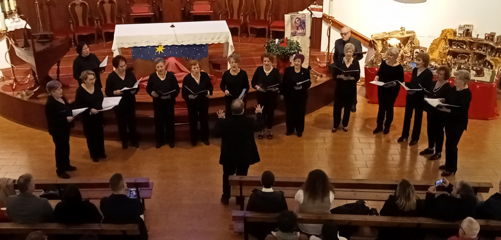 La Coral Polifónica Municipal de Ribeira deleitó ayer al público con un concierto de música sacra en el Bo Pastor de Castiñeiras