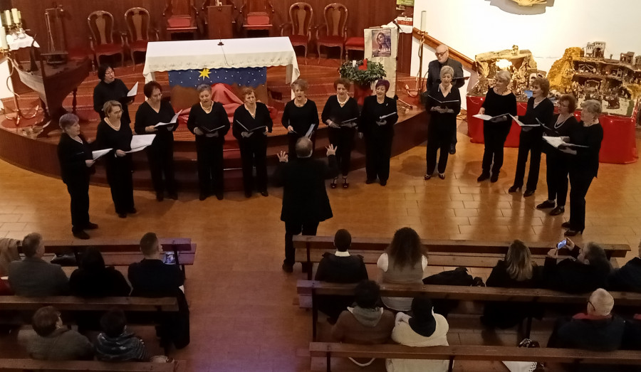 La Coral Polifónica Municipal de Ribeira deleitó ayer al público con un concierto de música sacra en el Bo Pastor de Castiñeiras