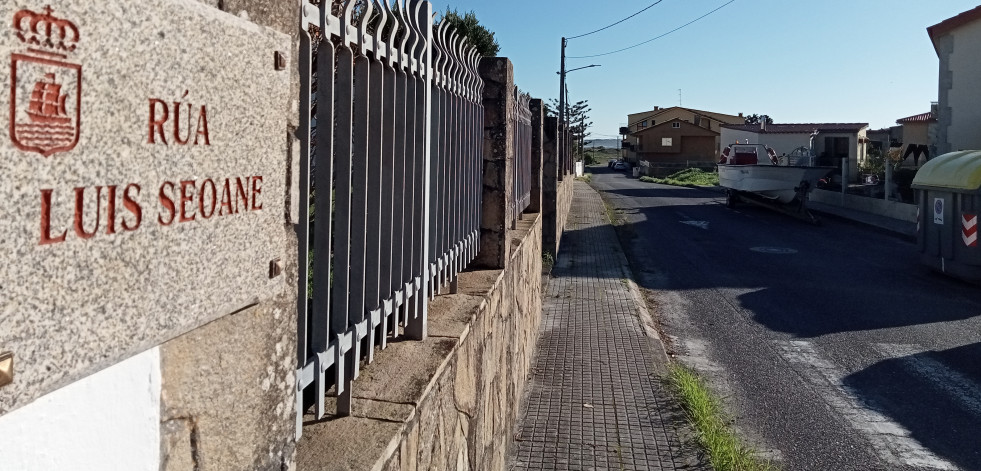 Formalizan los contratos de mejora de la accesibilidad en las calles Luis Seoane y Praia da Ribeira, en Aguiño