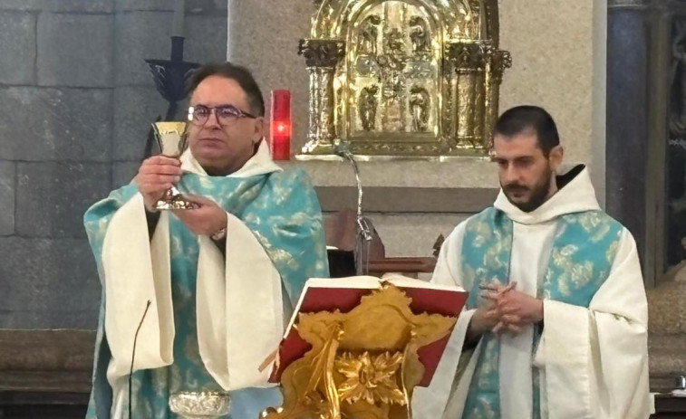 El rianxeiro Pascual Abalo Iglesias ofició ayer su primera misa en Oseira después de su ordenación sacerdotal