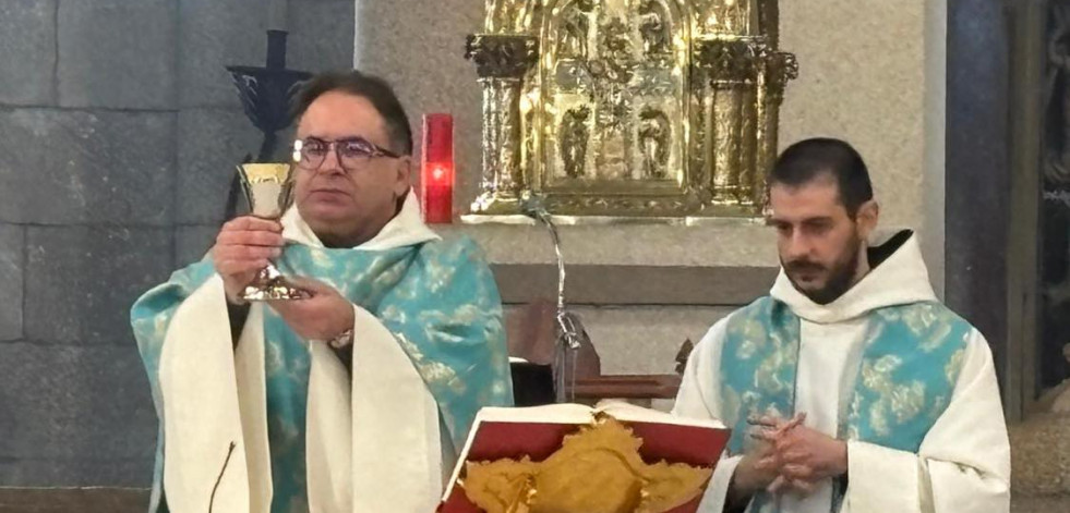 El rianxeiro Pascual Abalo Iglesias ofició ayer su primera misa en Oseira después de su ordenación sacerdotal