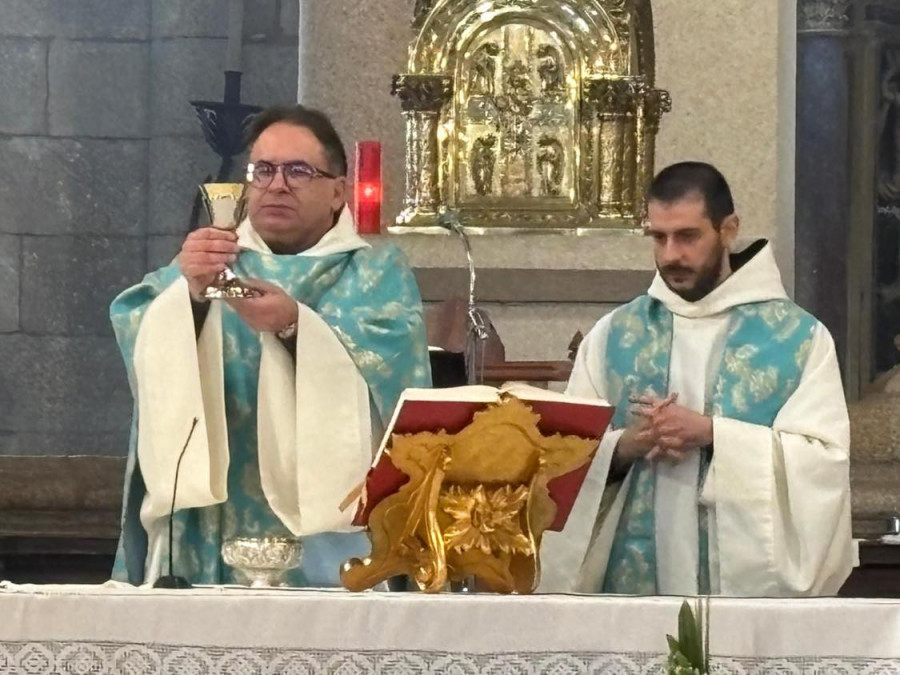 El rianxeiro Pascual Abalo Iglesias ofició ayer su primera misa en Oseira después de su ordenación sacerdotal