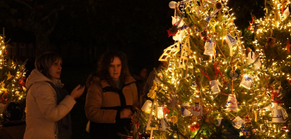 Once enclaves de Sanxenxo exhiben 53 árboles de Navidad decorados por otras tantas entidades