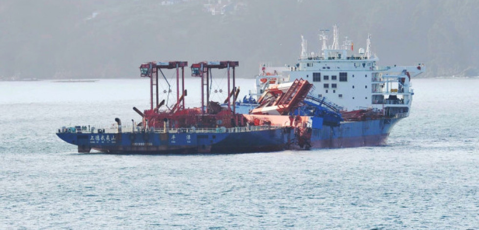 Un carguero chino, fondeado en la ría de Ares tras resultar dañado por el temporal