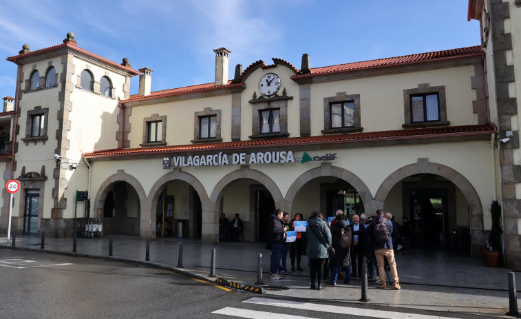 Usuarios del segundo tren de la mañana critican que no se repusiese el horario tras ocho meses