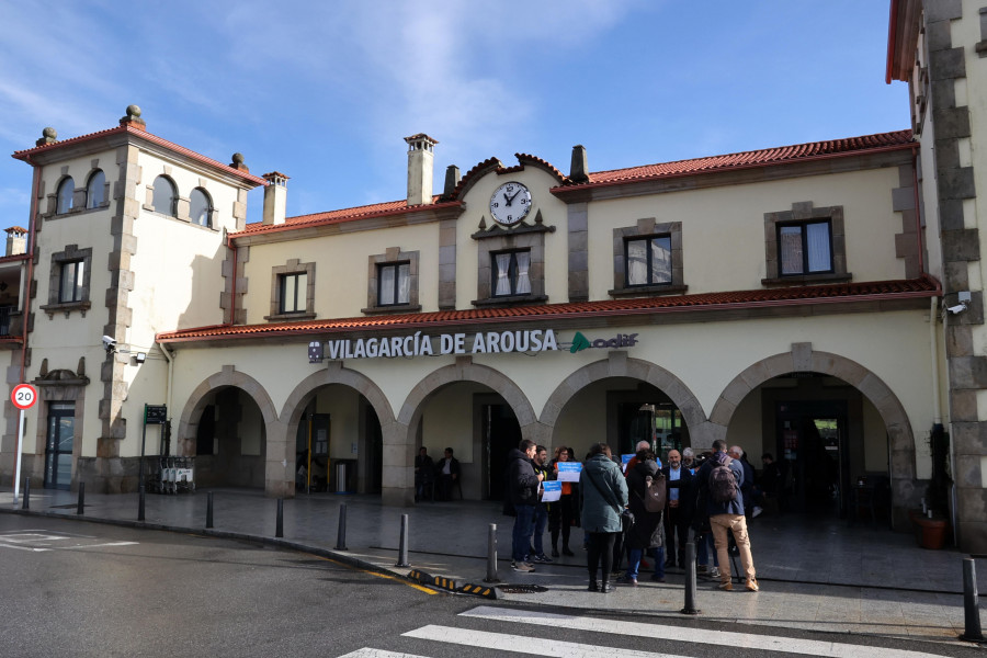 Usuarios del segundo tren de la mañana critican que no se repusiese el horario tras ocho meses