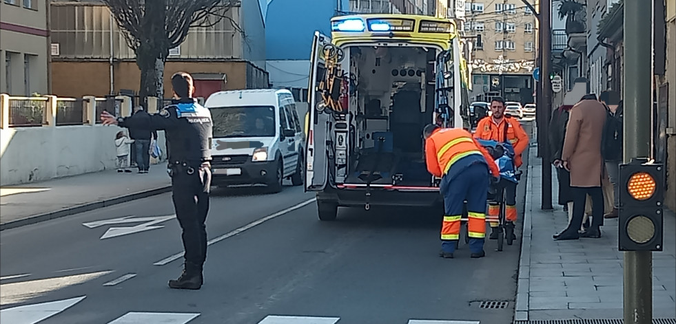 Herida una joven en un atropello junto a su pareja en un paso de peatones en el centro de Ribeira