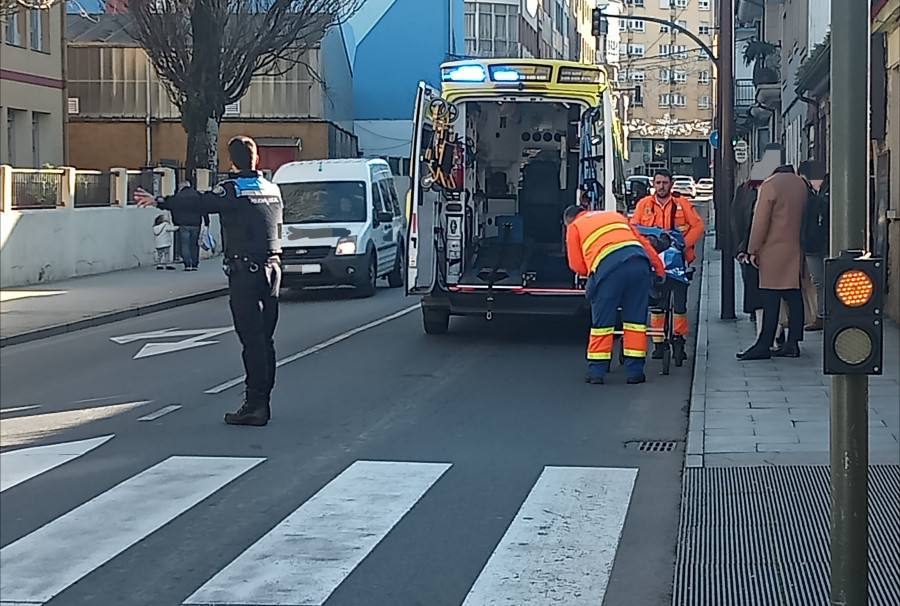 Herida una joven en un atropello junto a su pareja en un paso de peatones en el centro de Ribeira