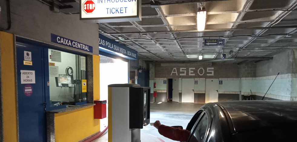 Entran en funcionamiento las nuevas máquinas de control de acceso del parking del Centenario, en Ribeira