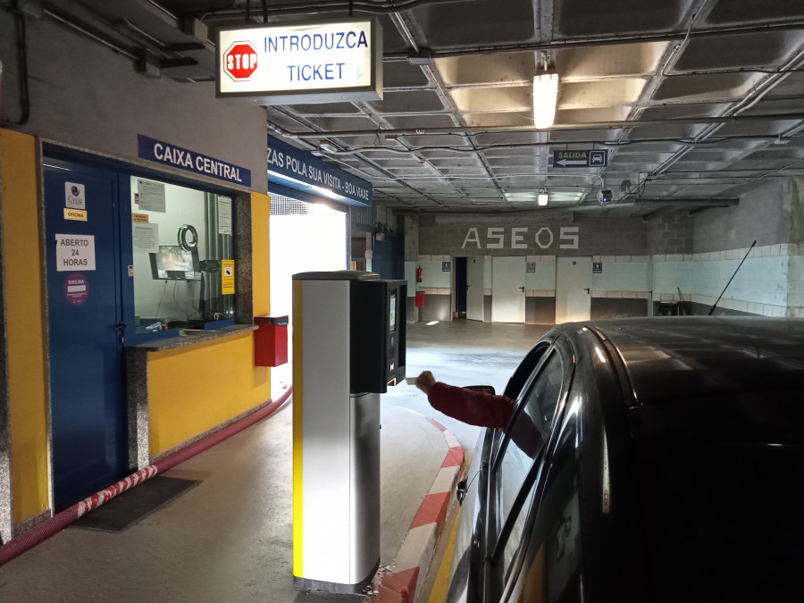 Entran en funcionamiento las nuevas máquinas de control de acceso del parking del Centenario, en Ribeira