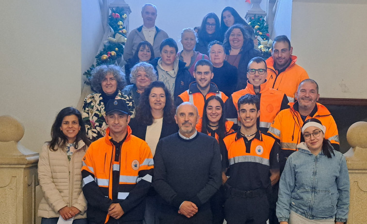 El voluntariado de A Pobra recibe el aguinaldo de Navidad por su labor altruista