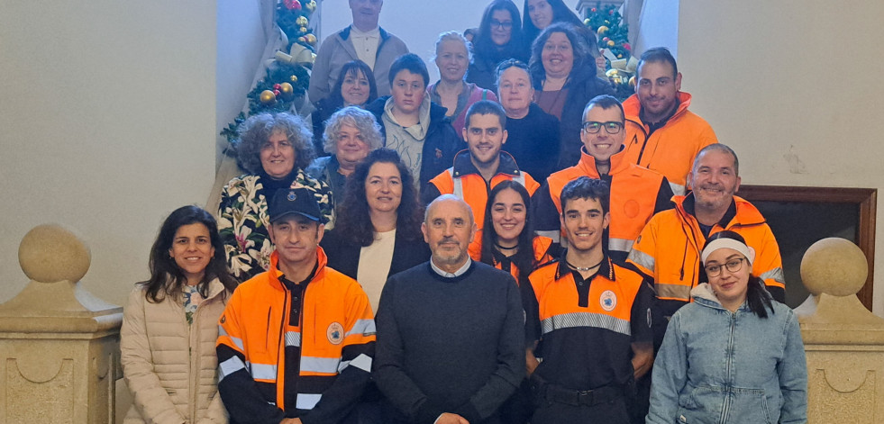 El voluntariado de A Pobra recibe el aguinaldo de Navidad por su labor altruista