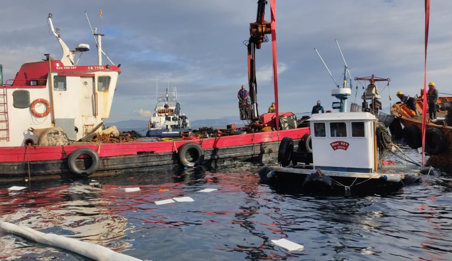 Reflotan el bateeiro "Hermanos Rey", en el que falleció el marinero de O Grove