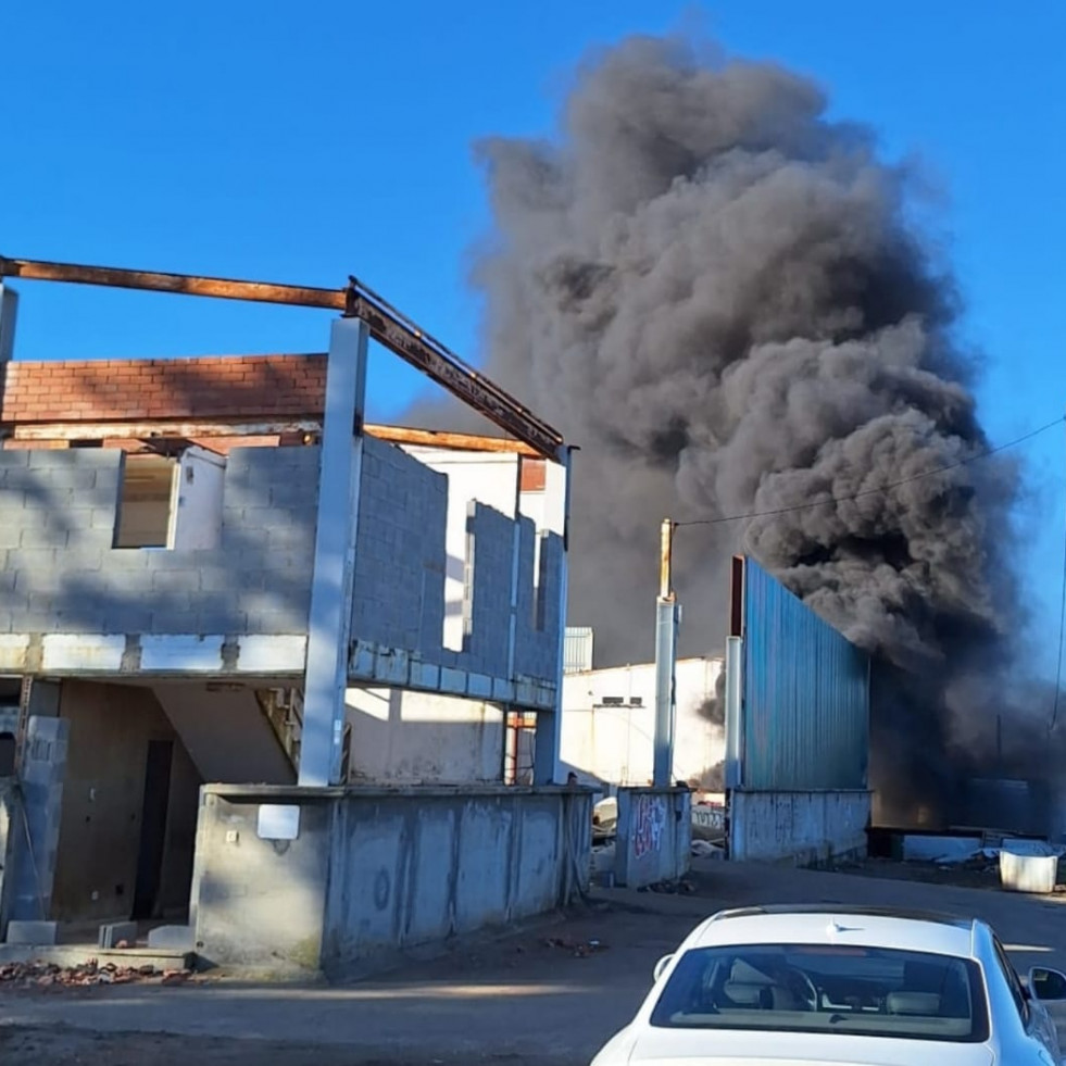 El uso de una radial en la reforma de una nave provoca un llamativo incendio en Ribeira