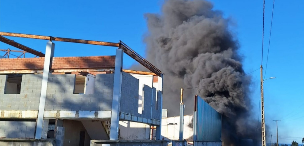 El uso de una radial en la reforma de una nave provoca un llamativo incendio en Ribeira