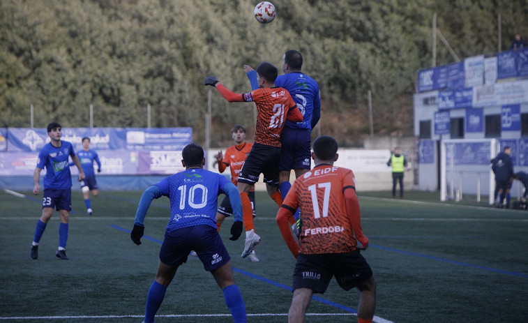 El Boiro asalta Os Carrís con un gol de Romero ante un rival con diez desde el 43