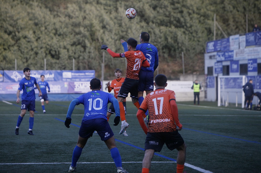 El Boiro asalta Os Carrís con un gol de Romero ante un rival con diez desde el 43