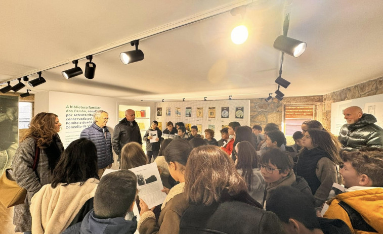 Vilanova recuerda con sus escolares al célebre Julio Camba en el 140 aniversario de su nacimiento