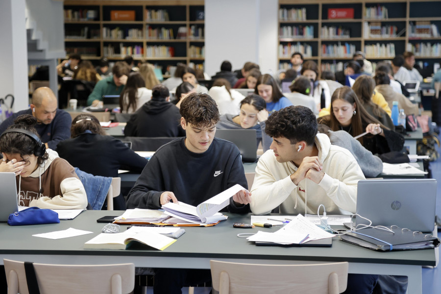 Quien fue a Sevilla perdió su silla: La Biblioteca de Vilagarcía no deja reservar sitio