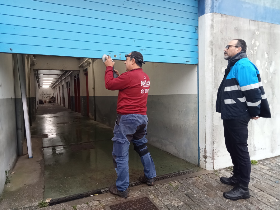 Portos de Galicia adopta medidas para evitar que okupas se metan en el pasillo de las chabolas portuarias de Ribeira