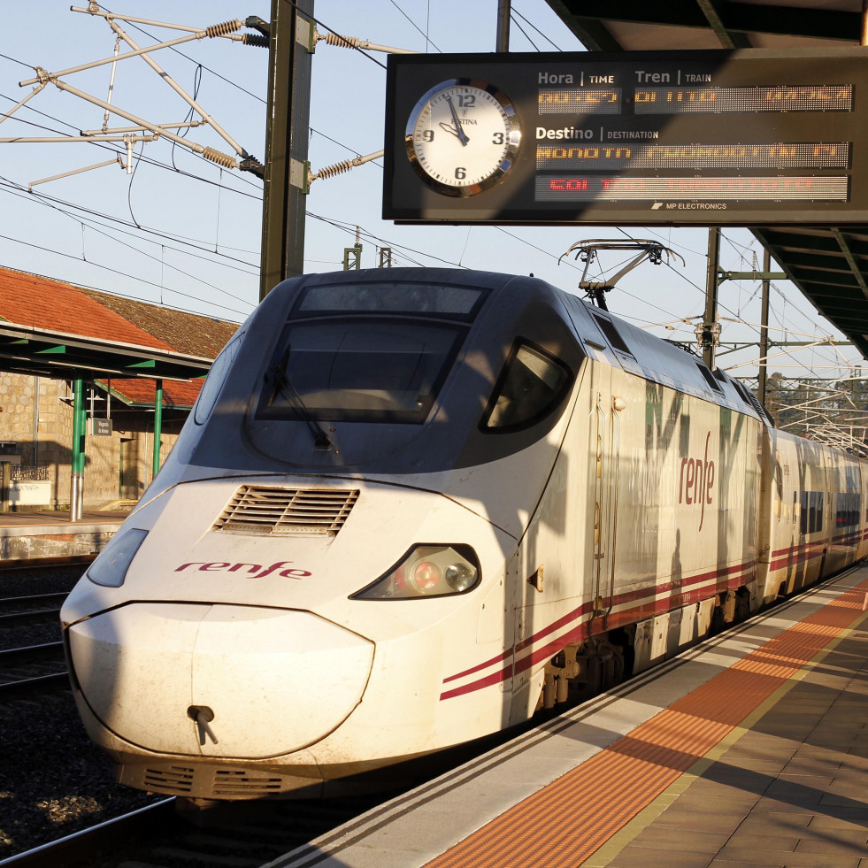 Un violento viajero empuja a una revisora contra la puerta del tren y lanza objetos a los que la socorren