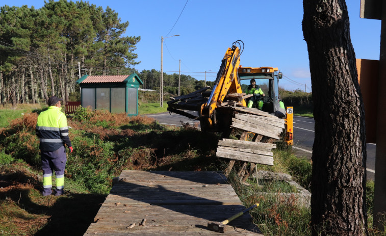 La brigada municipal de Obras de Ribeira acomete la sustitución de una deteriorada pasarela de la senda de Teira hacia Corrubedo