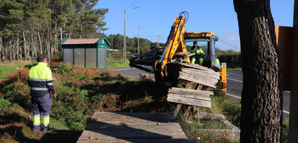 La brigada municipal de Obras de Ribeira acomete la sustitución de una deteriorada pasarela de la senda de Teira hacia Corrubedo