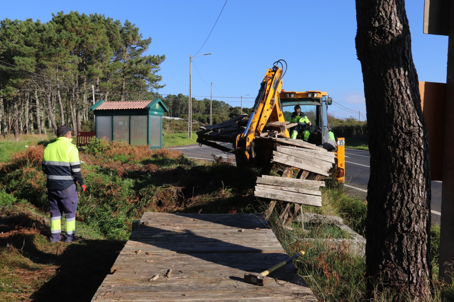 La brigada municipal de Obras de Ribeira acomete la sustitución de una deteriorada pasarela de la senda de Teira hacia Corrubedo