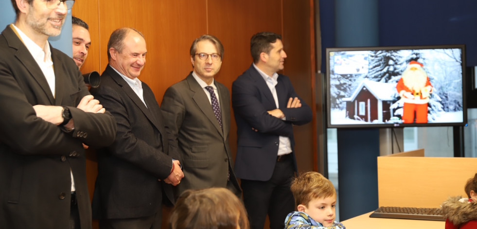 Niños de Infantil del colegio Santa Baia de Boiro hablan con Papá Noel por videoconferencia