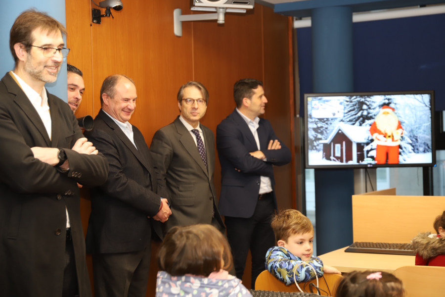 Niños de Infantil del colegio Santa Baia de Boiro hablan con Papá Noel por videoconferencia