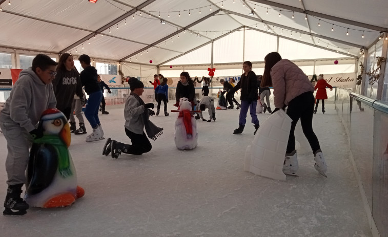 La pista de hielo impulsada por Empresarios de Ribeira empieza a recibir al grueso de escolares e integrantes de clubes y asociaciones