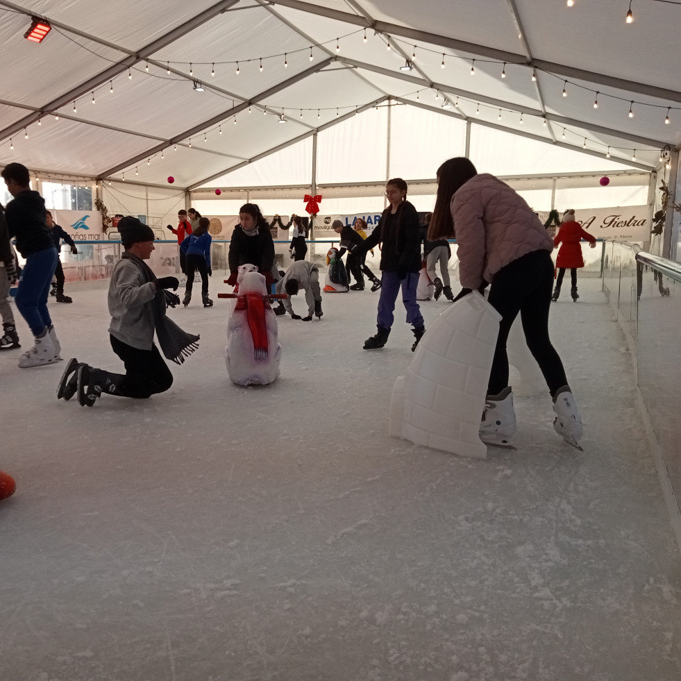 La pista de hielo impulsada por Empresarios de Ribeira empieza a recibir al grueso de escolares e integrantes de clubes y asociaciones