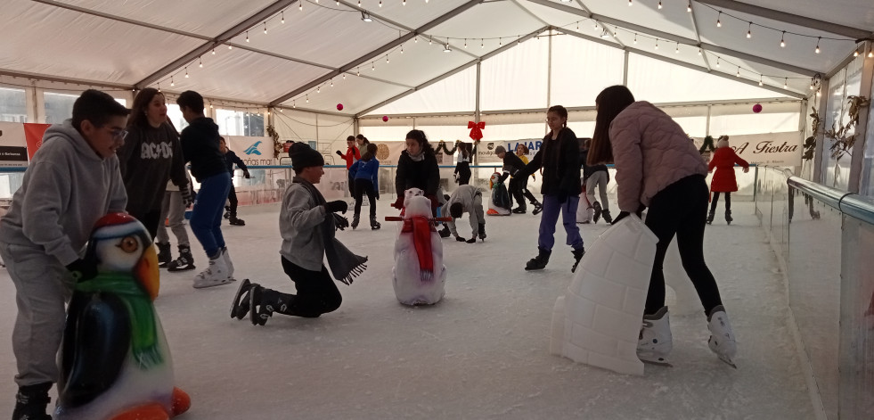 La pista de hielo impulsada por Empresarios de Ribeira empieza a recibir al grueso de escolares e integrantes de clubes y asociaciones