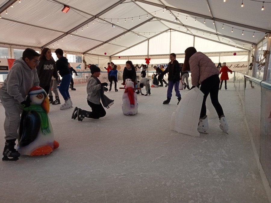 La pista de hielo impulsada por Empresarios de Ribeira empieza a recibir al grueso de escolares e integrantes de clubes y asociaciones