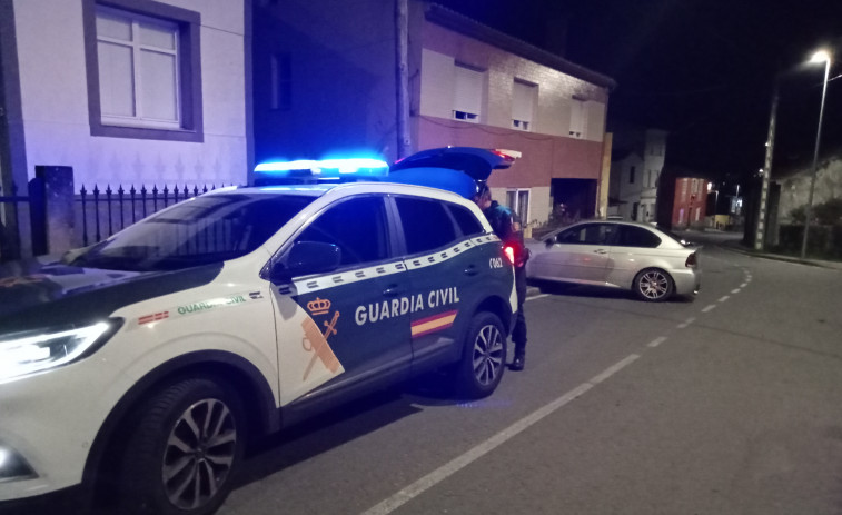 Una persecución de película de la Guardia Civil de Boiro acaba con un coche estrellado contra una casa en Ribeira