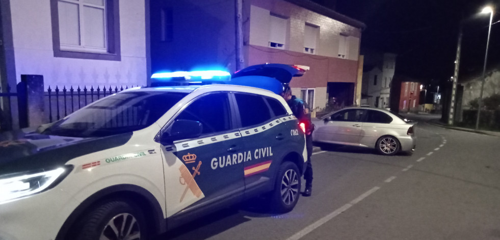 Una persecución de película de la Guardia Civil de Boiro acaba con un coche estrellado contra una casa en Ribeira